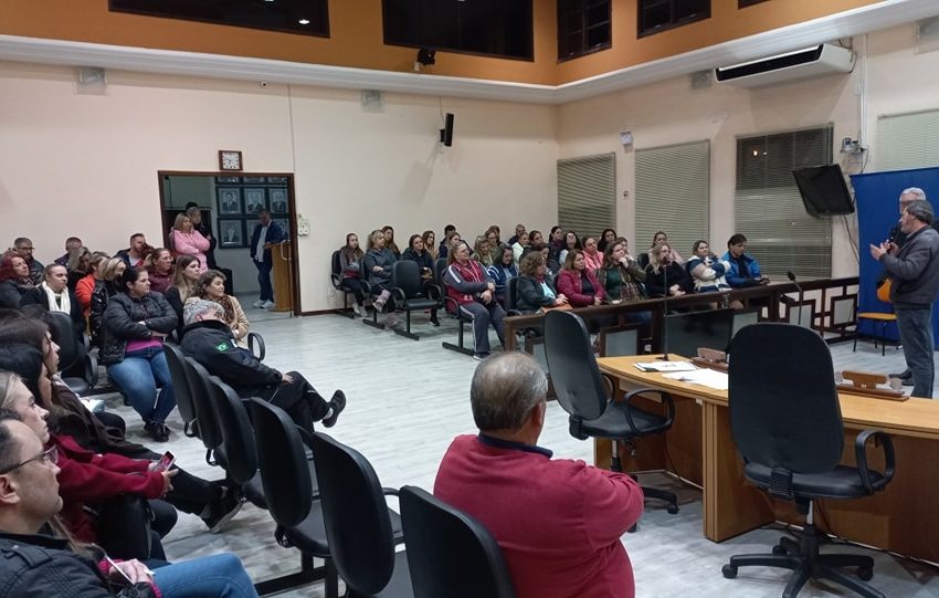  ASSEMBLEIA: professores lotam plenário da câmara de vereadores para discutir piso do magistério