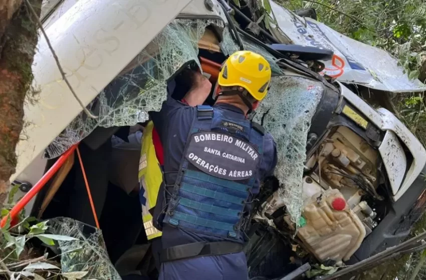  Caminhão cai de ribanceira de 30 metros e motorista é encaminhado ao hospital pelo Helicóptero Arcanjo