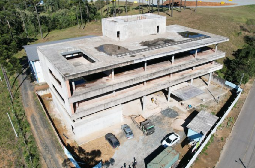  OBRAS PARADAS:Tomazini retoma mais uma