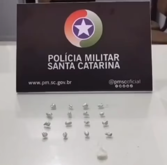  Escondeu 16 pedras de crack na boca para tentar escapar de prisão e se deu mal