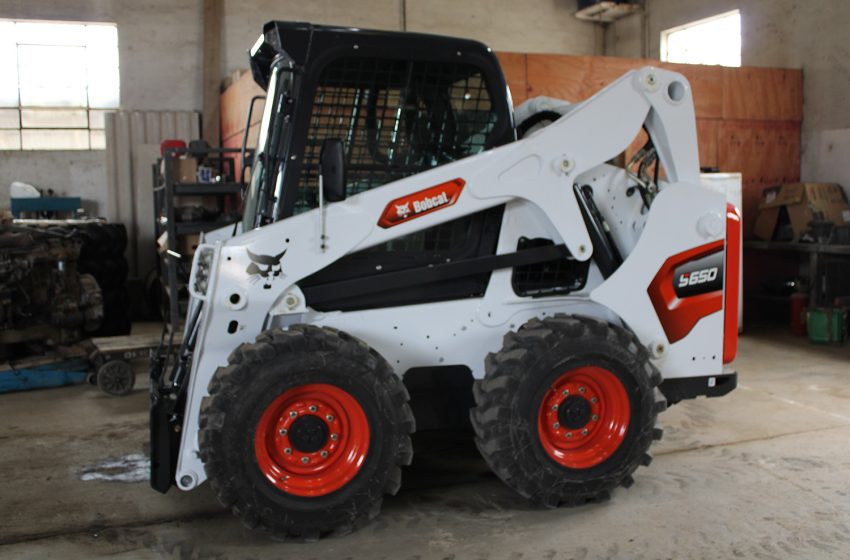  Bobcat deve agilizar serviço de limpeza pública