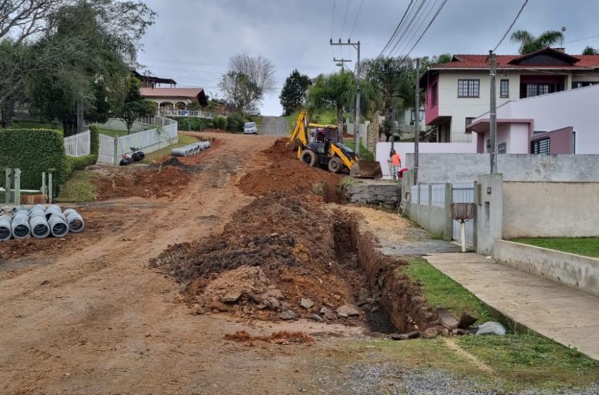  Pavimentação comunitária segue em andamento