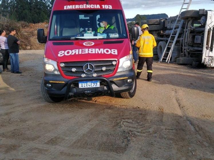  Caminhão tomba no pátio da Secretaria de Obras e deixa um ferido