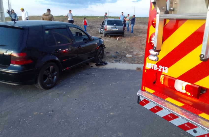  Menor fica ferida após colisão entre dois carros