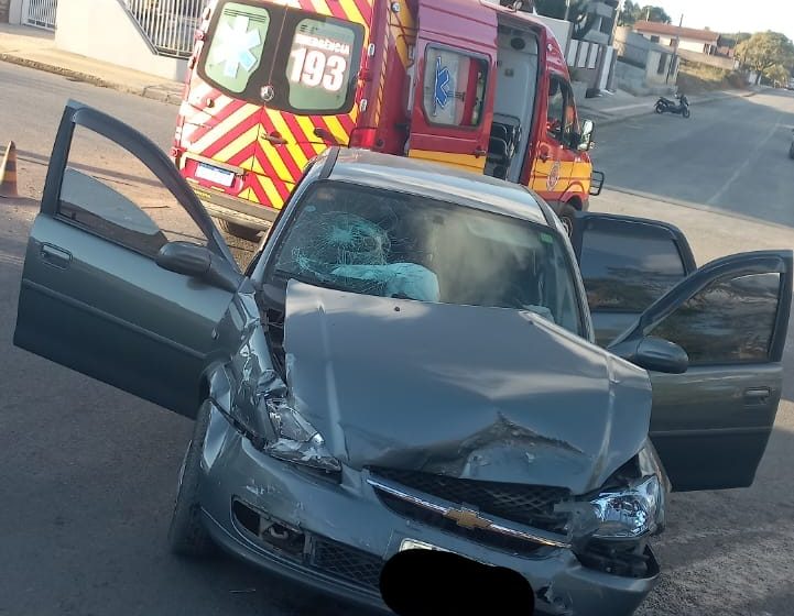  Caminhão e Corsa batem forte na tarde desta terça-feira