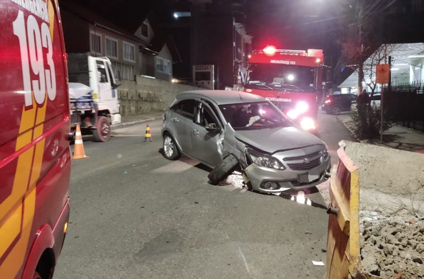  Idosa colide carro com caçamba de entulhos