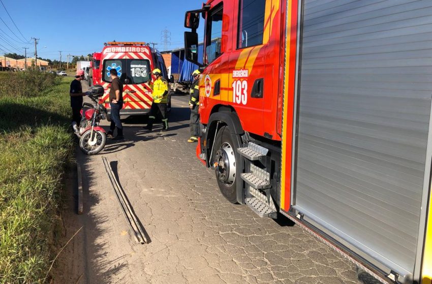  SC-418: peças caem de caminhão e atingem motociclista