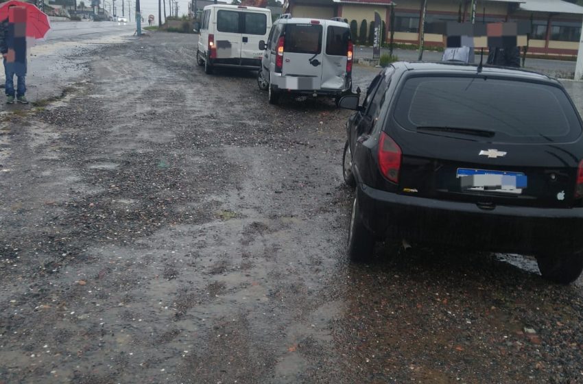  Engavetamento de carros na manhã desta segunda-feira em Rio Negrinho