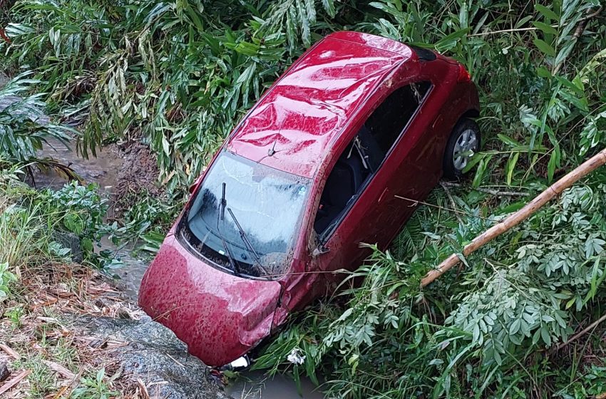  Carro sai da pista e cai em córrego