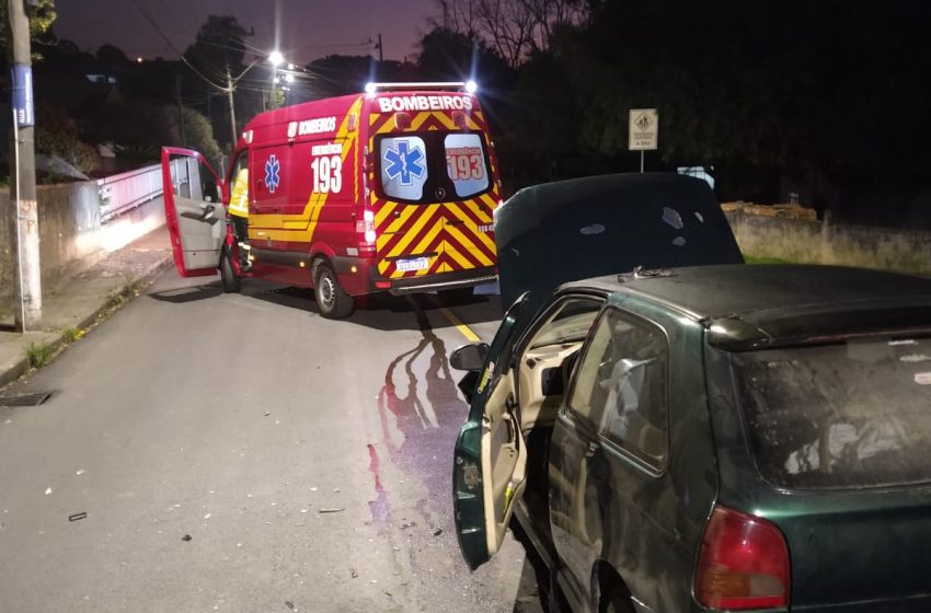  Colisão frontal entre dois carros