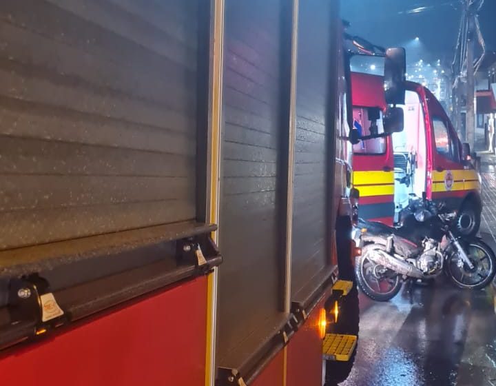  Mulher fica ferida em colisão entre carro e moto