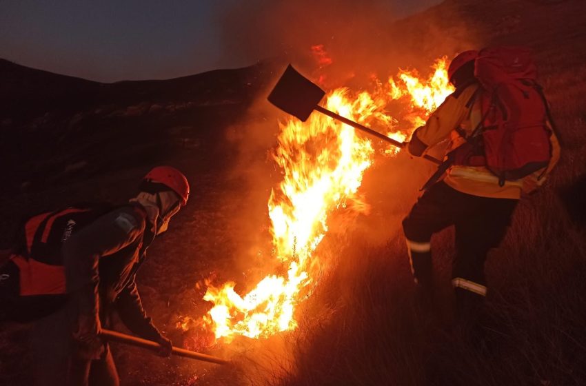  CAMPOS DO QUIRIRI: Incêndio próximo ao pico da tartaruga