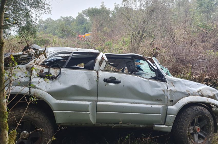  Saída de pista seguida de capotamento