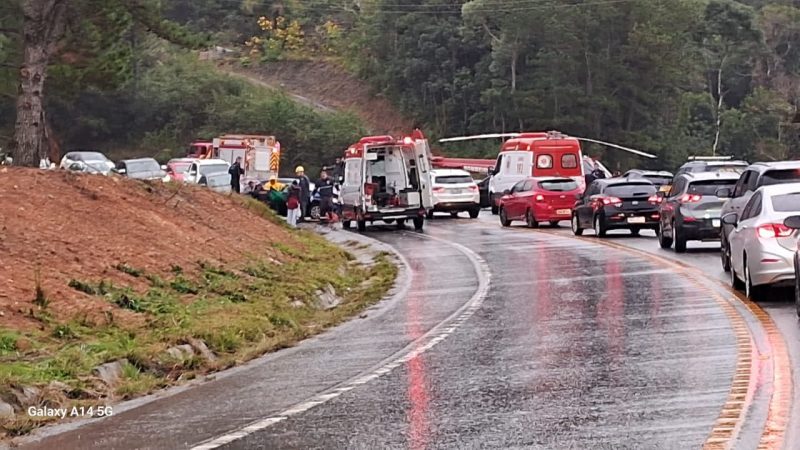  Acidente entre dois carros na BR-282 deixa sete feridos