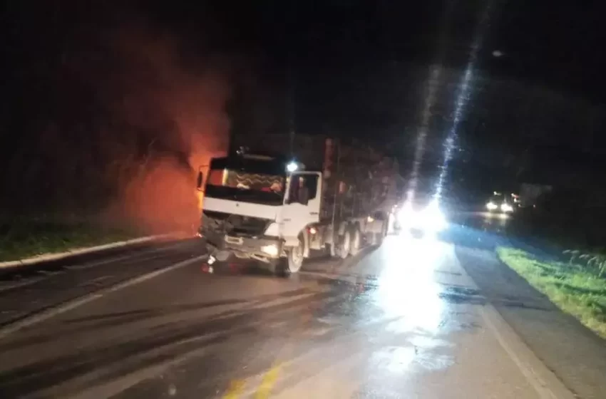  VIDAS CEIFADAS: três morrem após veículo colidir com caminhão