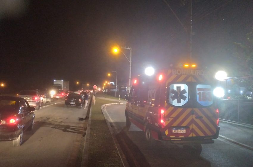  Menino de 4 anos se fere em acidente envolvendo 3 automóveis