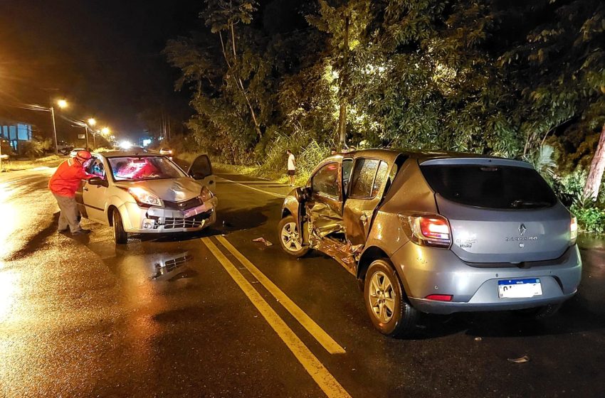  Seis pessoas socorridas em acidente entre dois carros