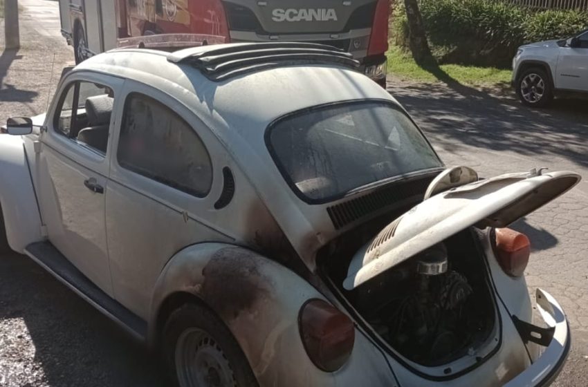  Fusca pega fogo no bairro Schramm