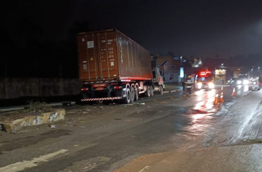  Carreta saiu da pista a atingiu Celta na BR-280