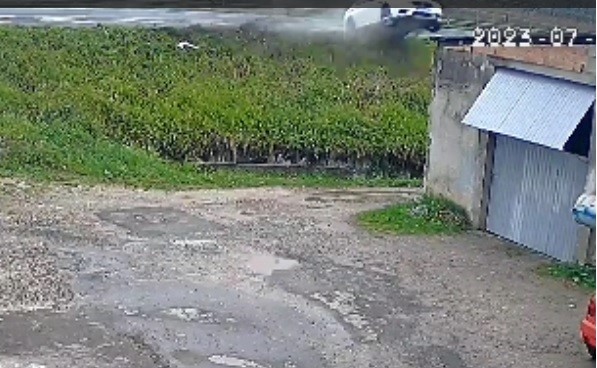 SUSTO: BMW “voa” da pista sobre telhado