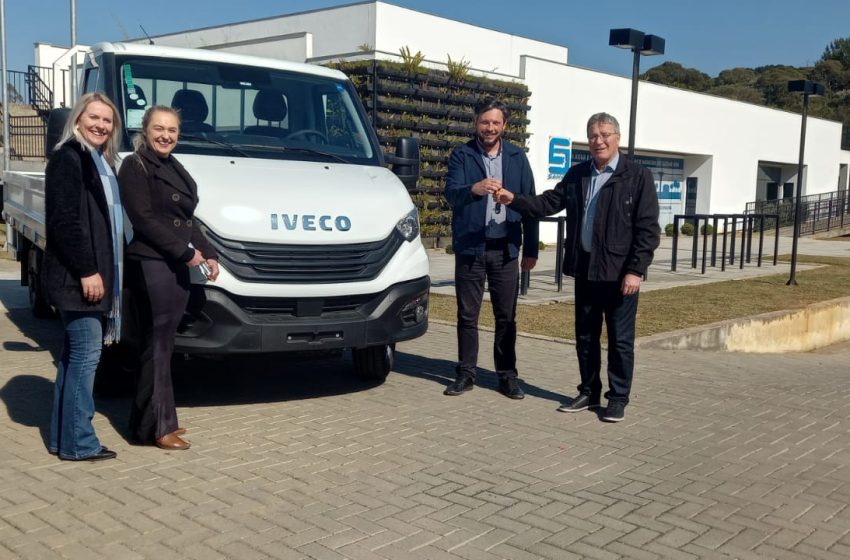  Tomazini faz entrega de veículo ao Samae