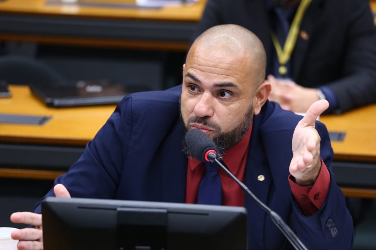  Capacitação em Libras aprovada como critério de desempate em concursos públicos