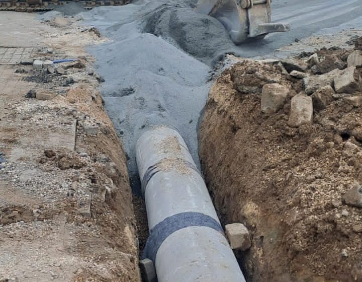  Trabalhos continuam na José Rückl para obras de drenagem