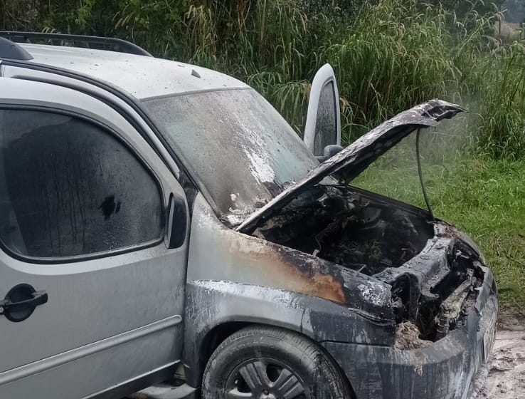  Carro pega fogo na BR-280