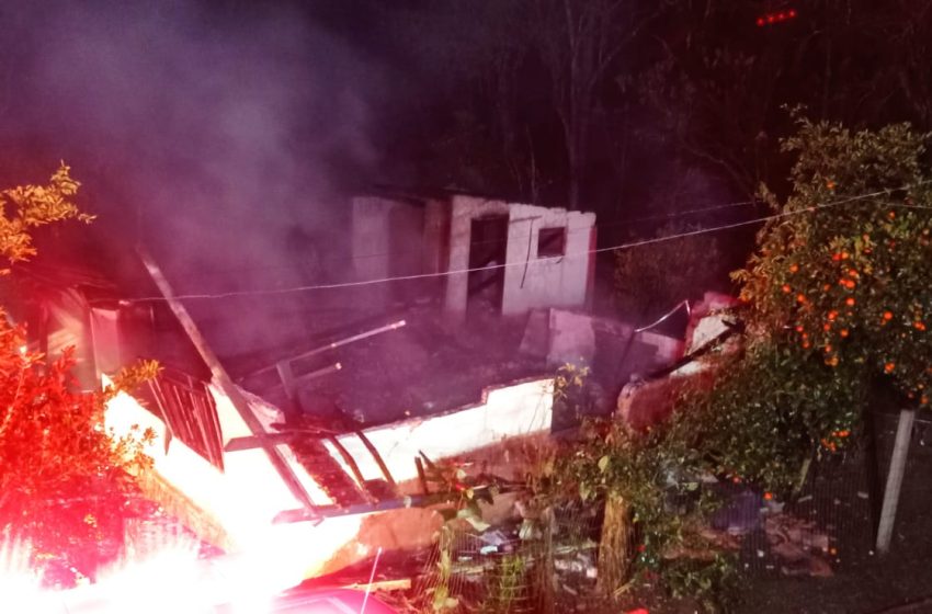  Casa é consumida por incêndio na madrugada