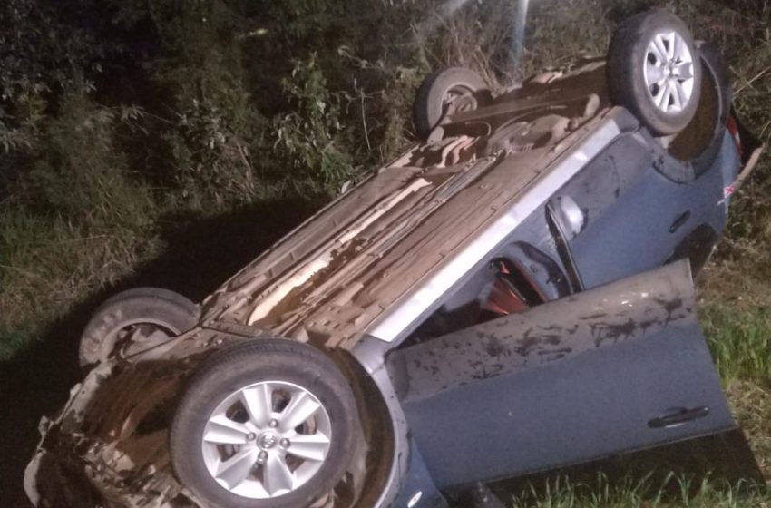  Carro capota na noite de domingo em Rio negrinho