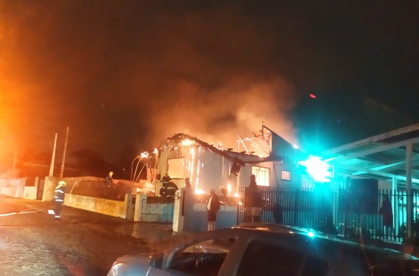  Residência é destruída pelo fogo na madrugada
