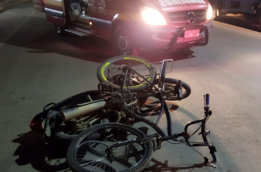  Moto e bicicleta se chocam e duas pessoas ficam feridas