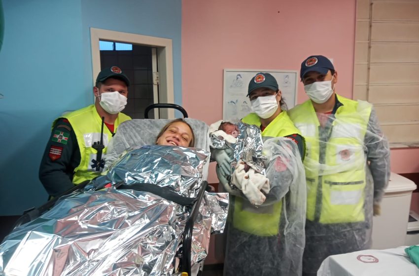  Bebê nasce em casa no Rio Represo