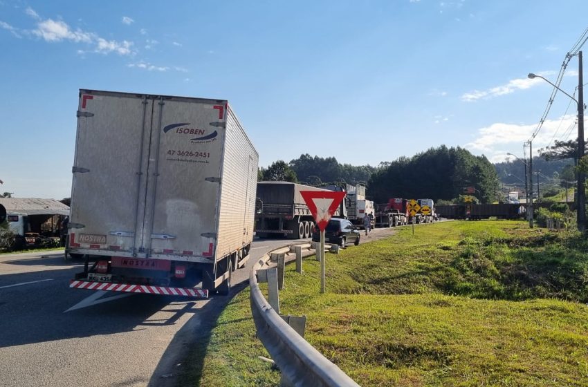  ACIDENTE COM TREM: Caminhão atingido em cheio
