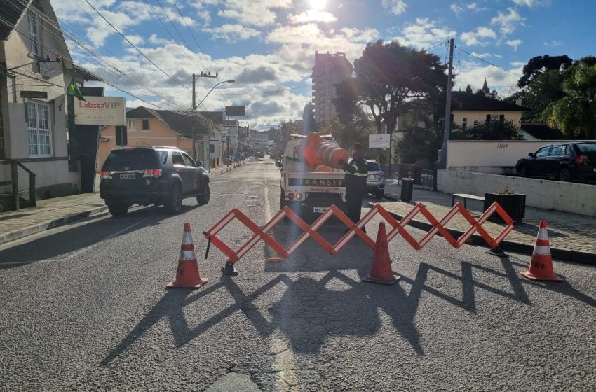  TRÂNSITO FECHADO: Começaram as obras na Nereu Ramos