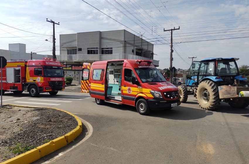  Trator e moto colidem e mulher fica ferida
