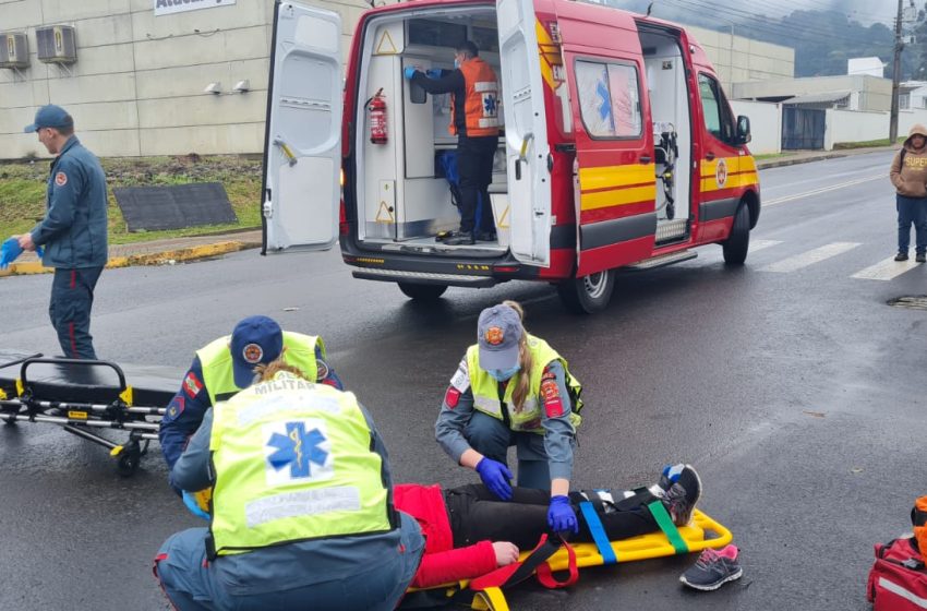 Motociclista é conduzida ao hospital com lesão aberta e suspeita de fratura