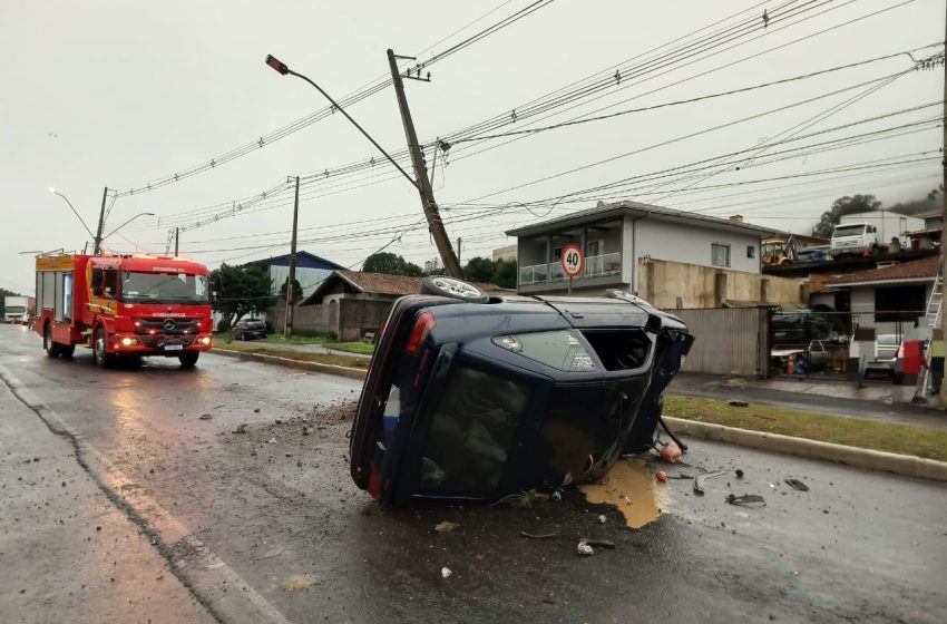  Carro colide em poste e tomba deixando condutor ferido
