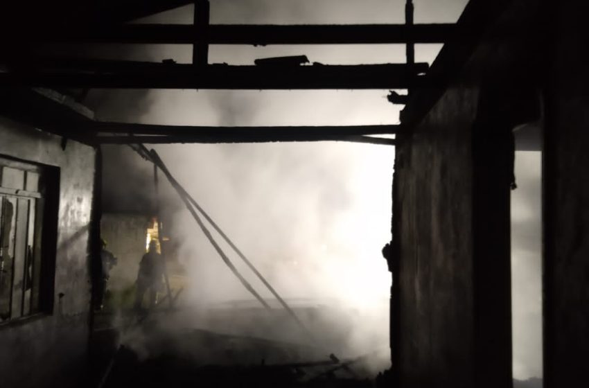 Incêndio na madrugada destrói casa