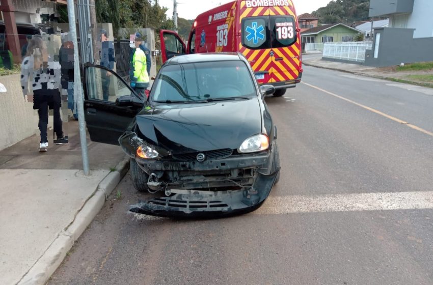  Carro bate em muro na manhã desta quinta-feira