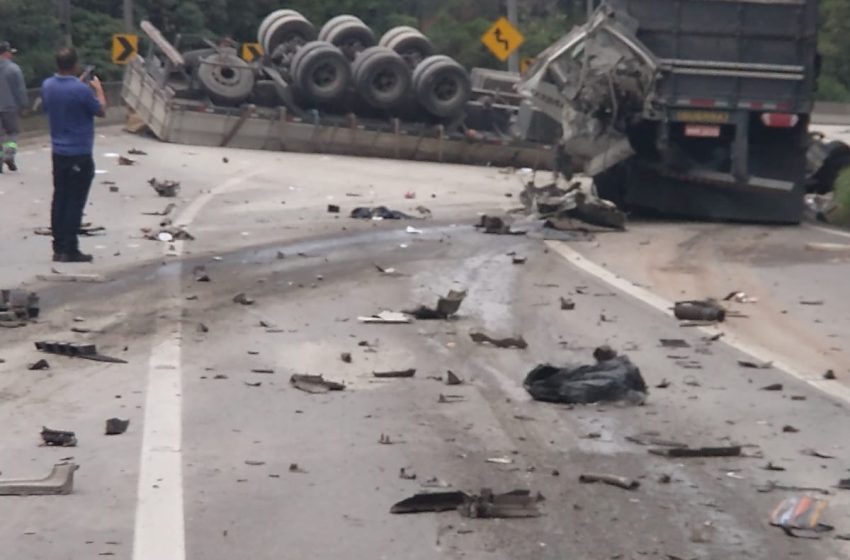  Caminhão tomba e interdita rodovia na manhã desta terça