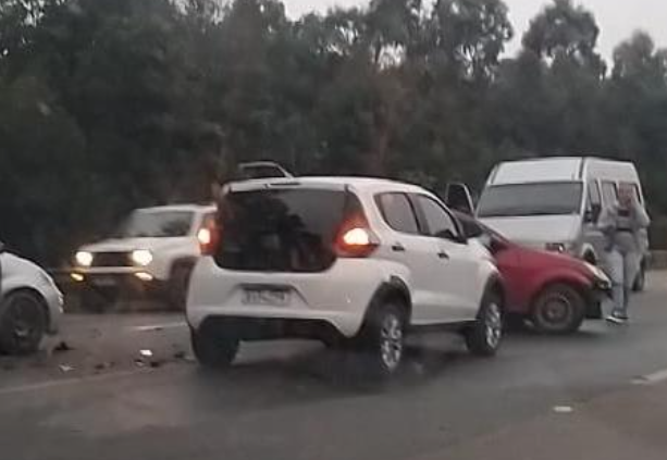  Acidente no bairro Colonial deixa duas pessoas feridas