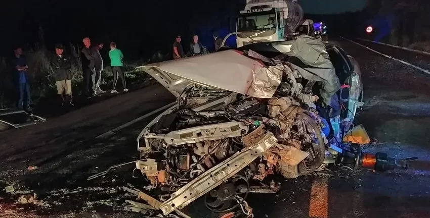  Motorista morre e passageira fica encarcerada após colisão