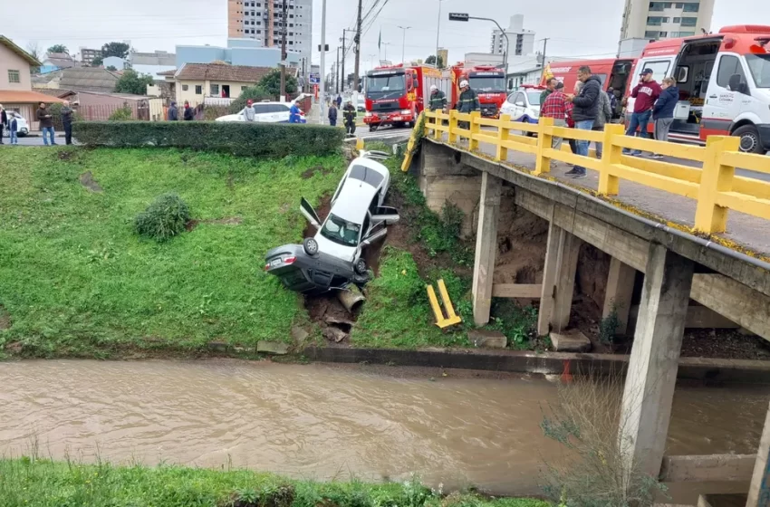  Colisão deixa carros às margens de rio