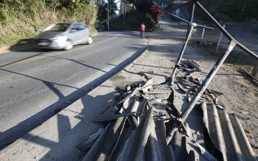  Carro desgovernado atinge mulher em ponto de ônibus