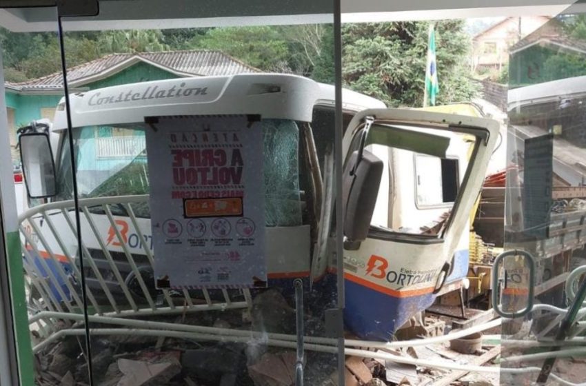  Caminhão invade posto de saúde e deixa três pessoas gravemente feridas