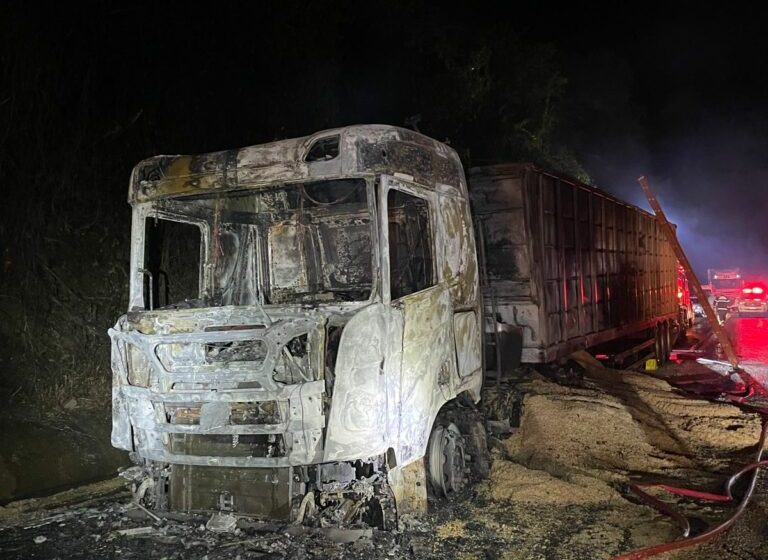  Caminhão é tomado pelo fogo; motorista sai ileso