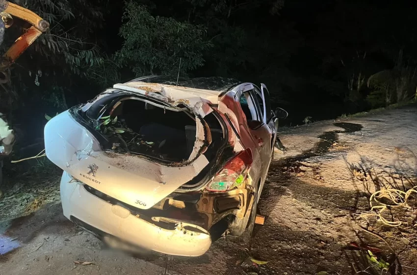  Corpo é encontrado dentro de carro submerso em rio