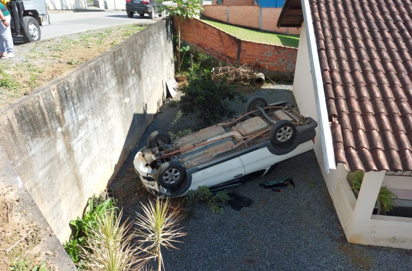  carro cai em pátio de residência neste sábado