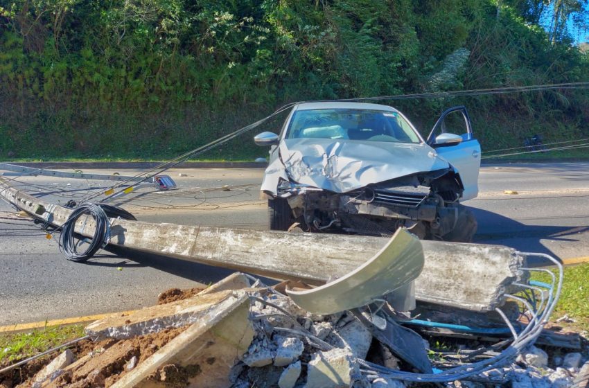  Carro colide em poste e motorista não é encontrado no local